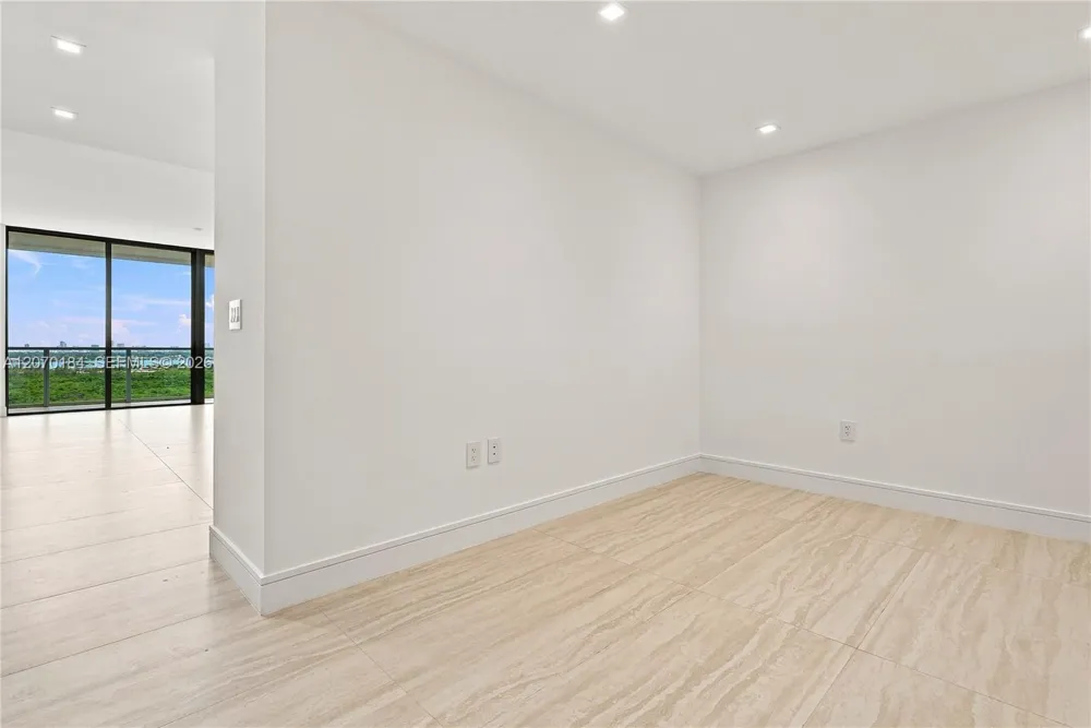 2411 Laguna Cir #1402 Miami, FL 33181