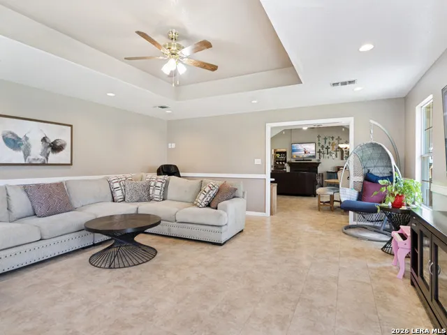 335 SPUR RDG San Antonio, TX 78264