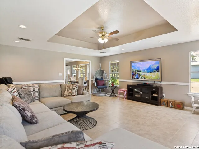335 SPUR RDG San Antonio, TX 78264