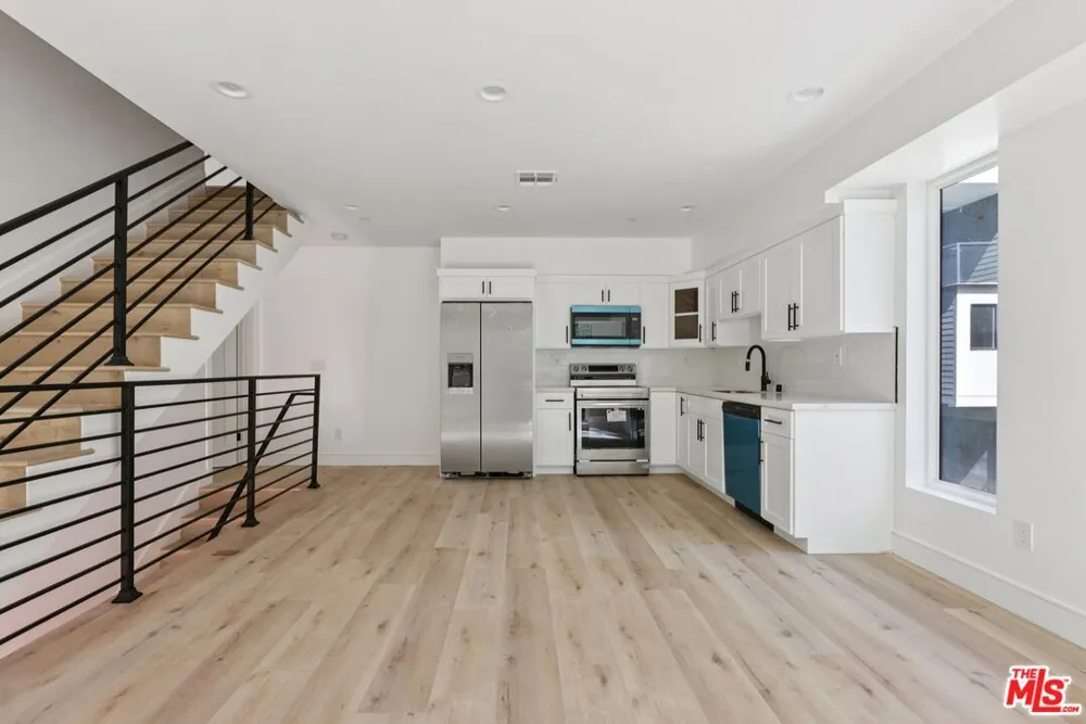 2111 Holly Drive Los Angeles, CA 90068