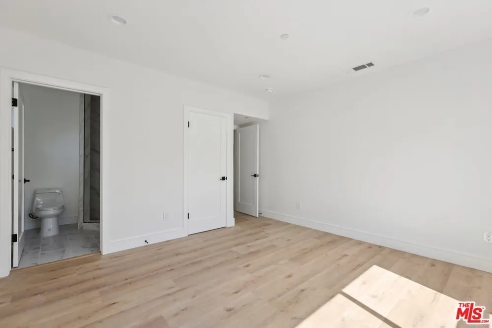 2111 Holly Drive Los Angeles, CA 90068