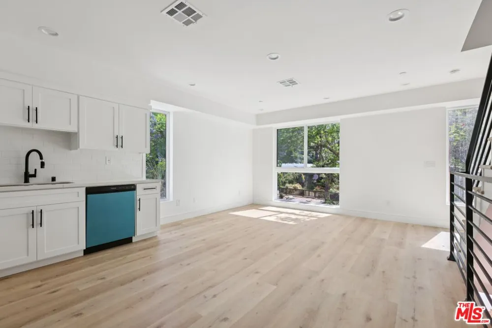 2111 Holly Drive Los Angeles, CA 90068