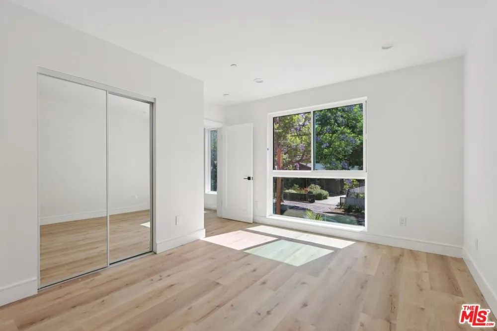 2111 Holly Drive Los Angeles, CA 90068
