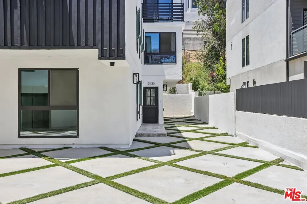 2111 Holly Drive Los Angeles, CA 90068