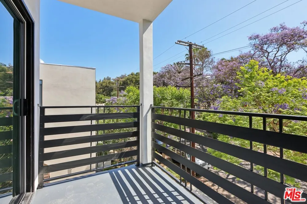 2111 Holly Drive Los Angeles, CA 90068