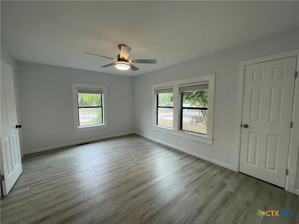 625 E 13th Avenue Belton, TX 76513