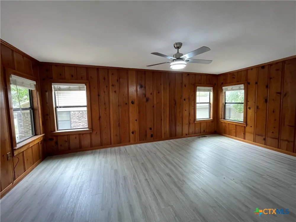 625 E 13th Avenue Belton, TX 76513