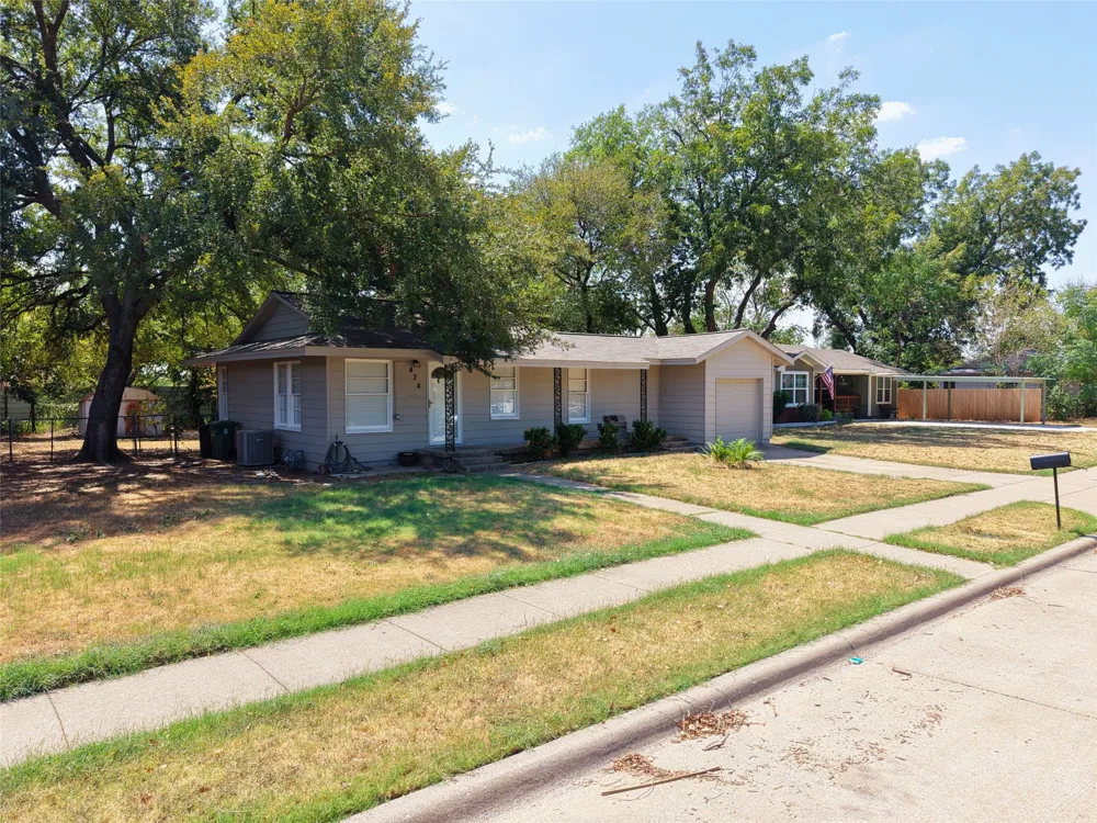 424 E Ellen Avenue Hurst, TX 76053