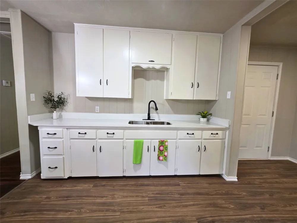 424 E Ellen Avenue Hurst, TX 76053