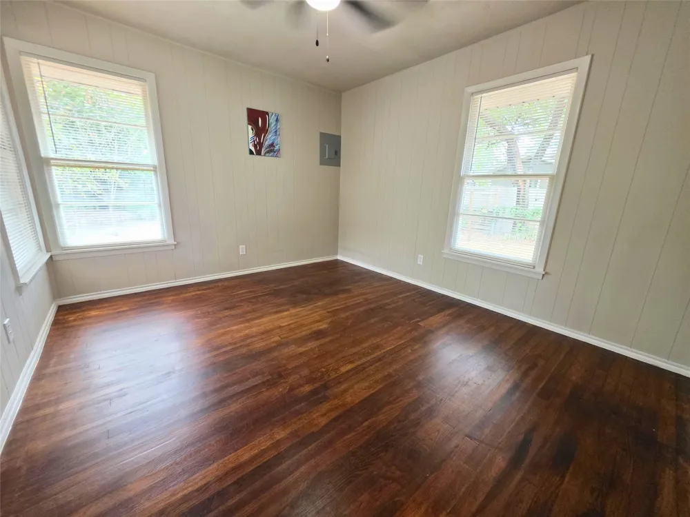 424 E Ellen Avenue Hurst, TX 76053