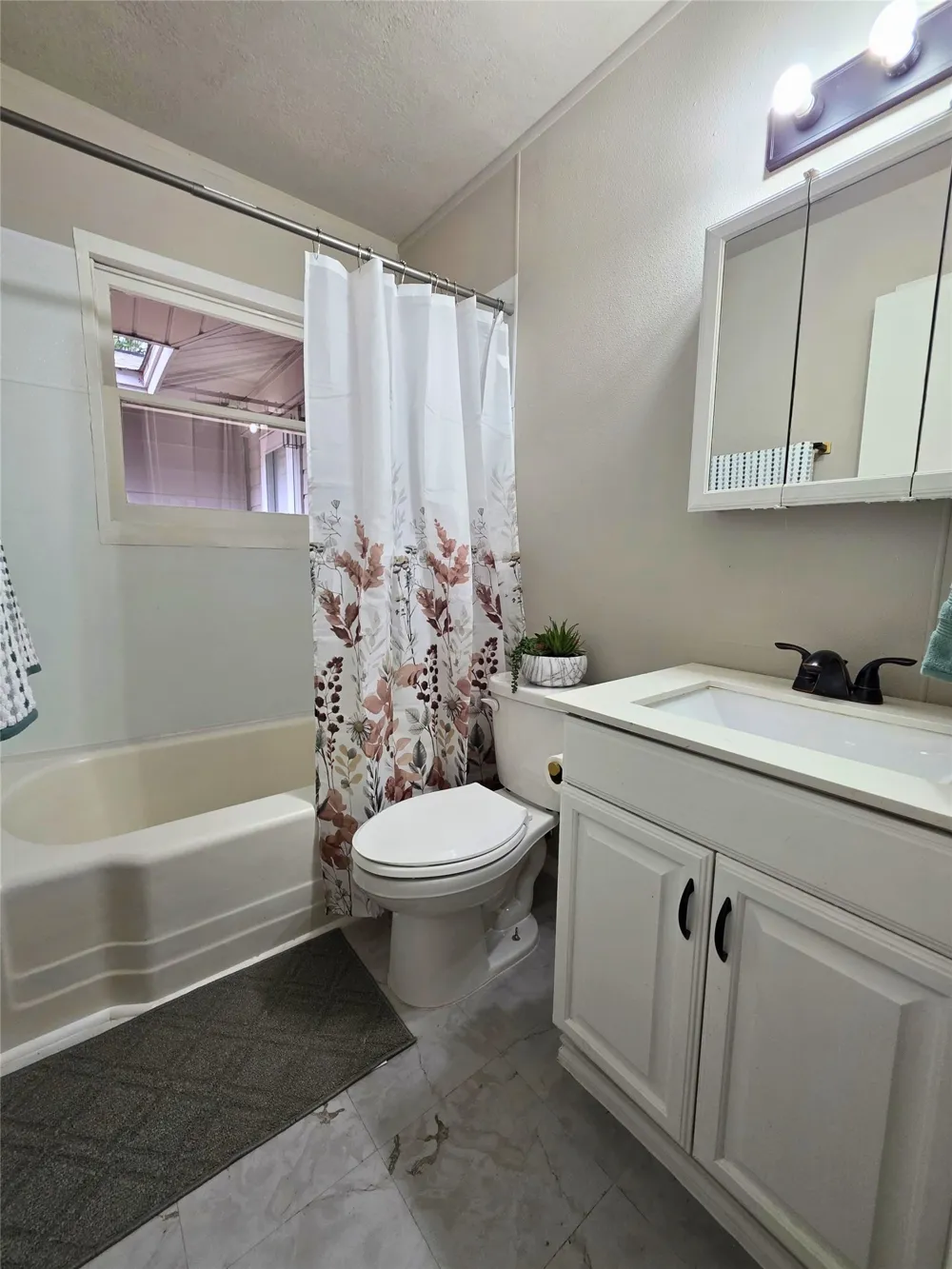 424 E Ellen Avenue Hurst, TX 76053