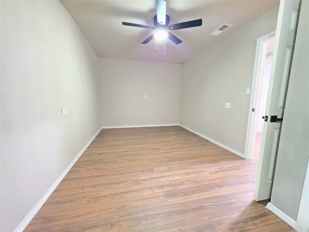 424 E Ellen Avenue Hurst, TX 76053