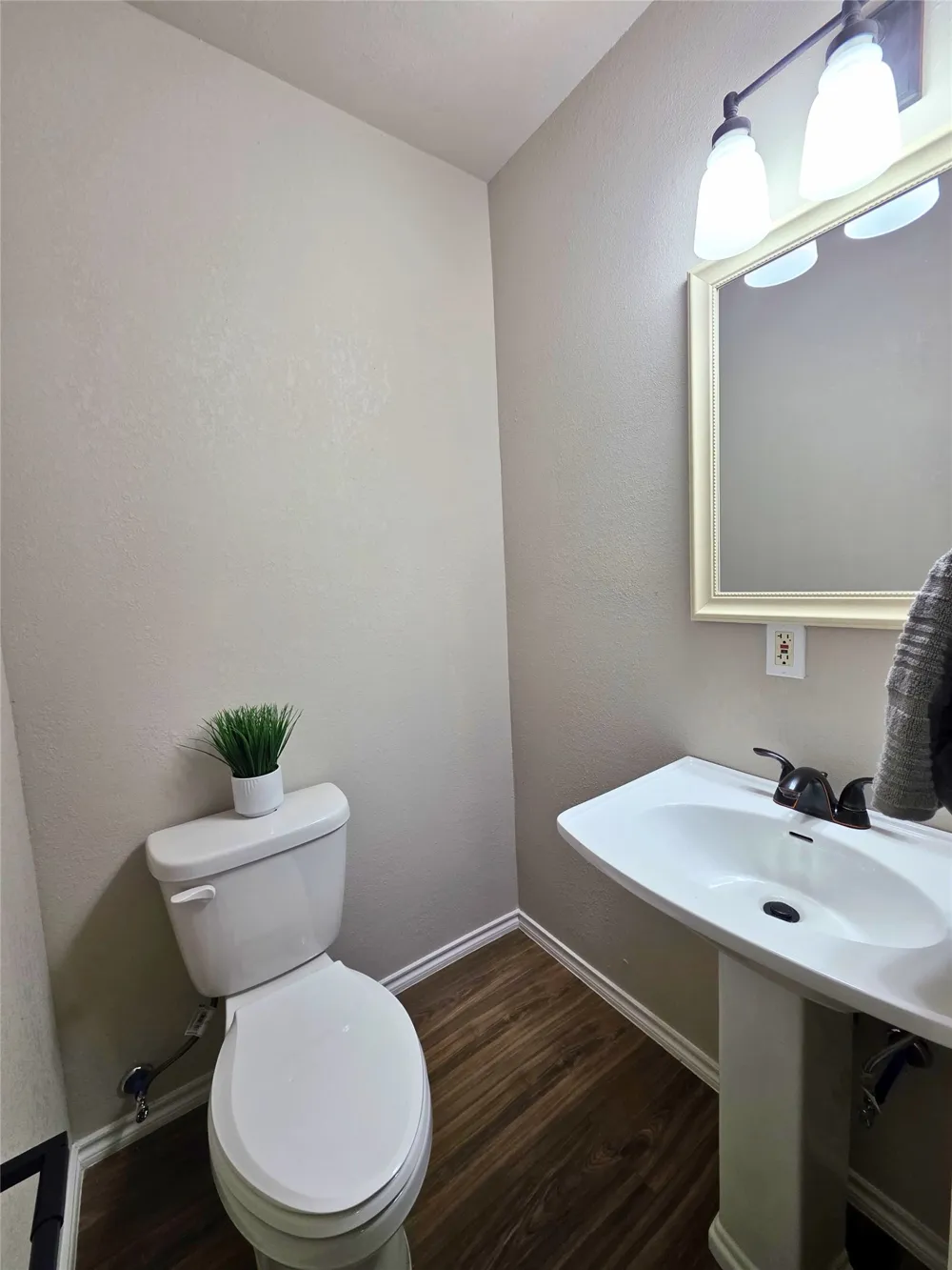 424 E Ellen Avenue Hurst, TX 76053