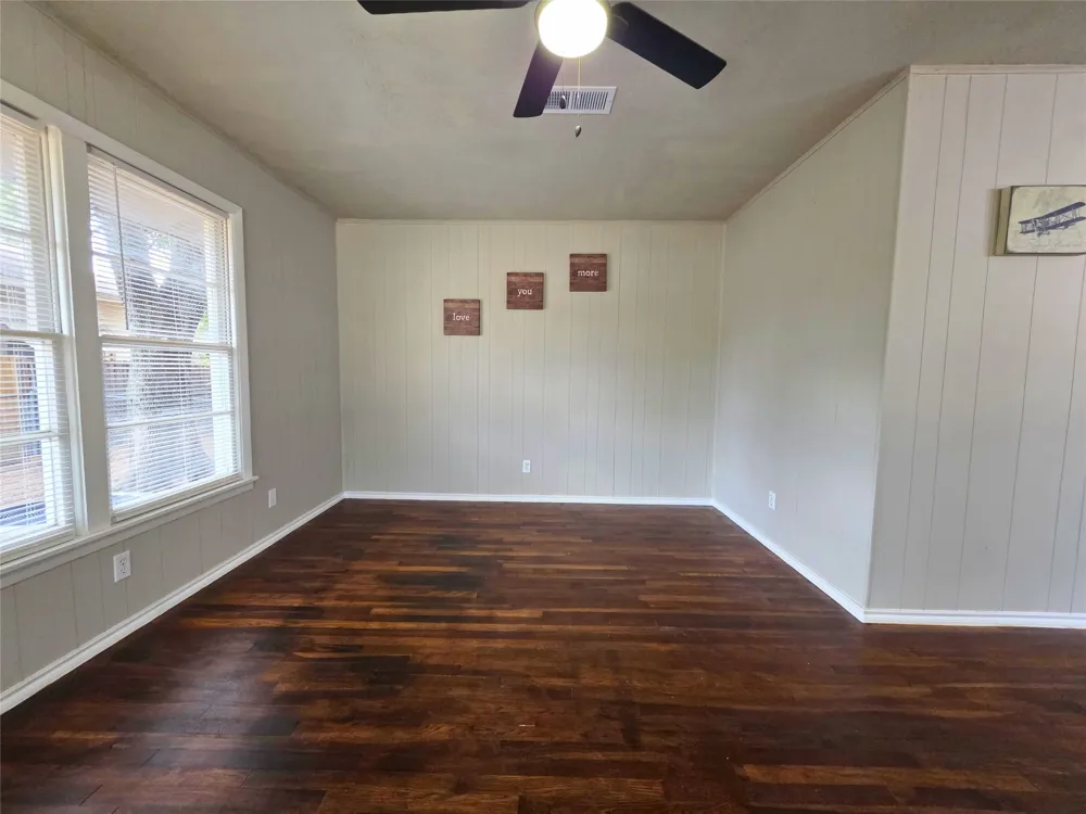 424 E Ellen Avenue Hurst, TX 76053
