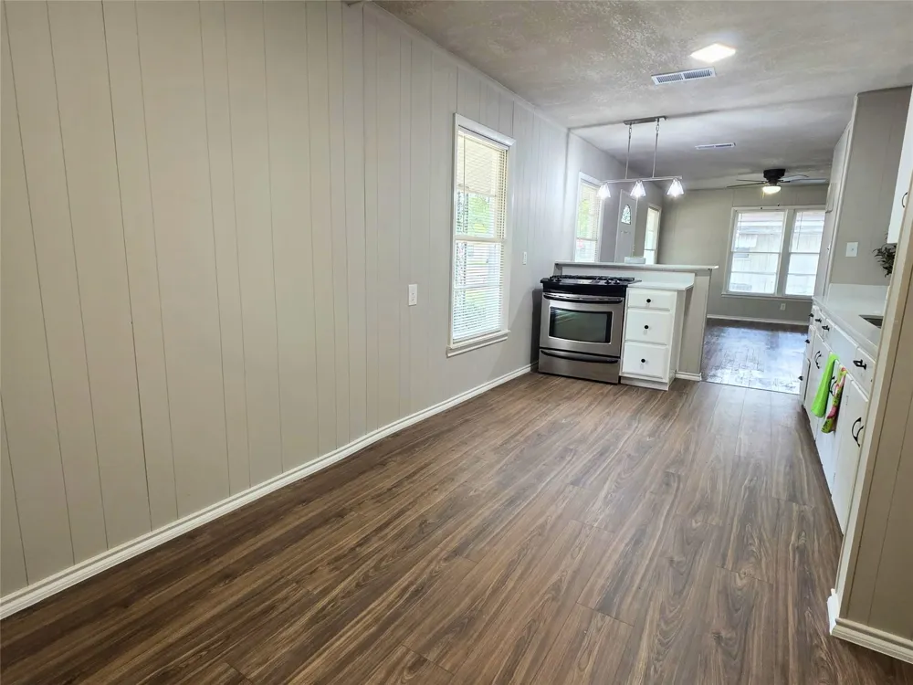 424 E Ellen Avenue Hurst, TX 76053