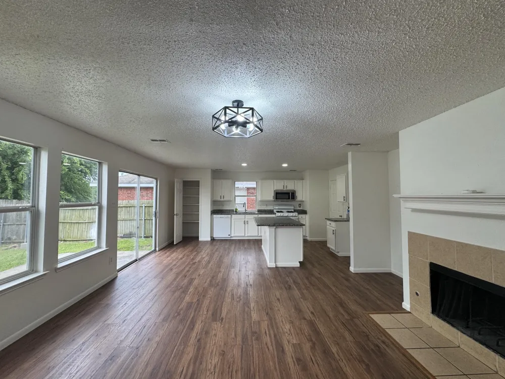 7305 Marsland Lane Arlington, TX 76001