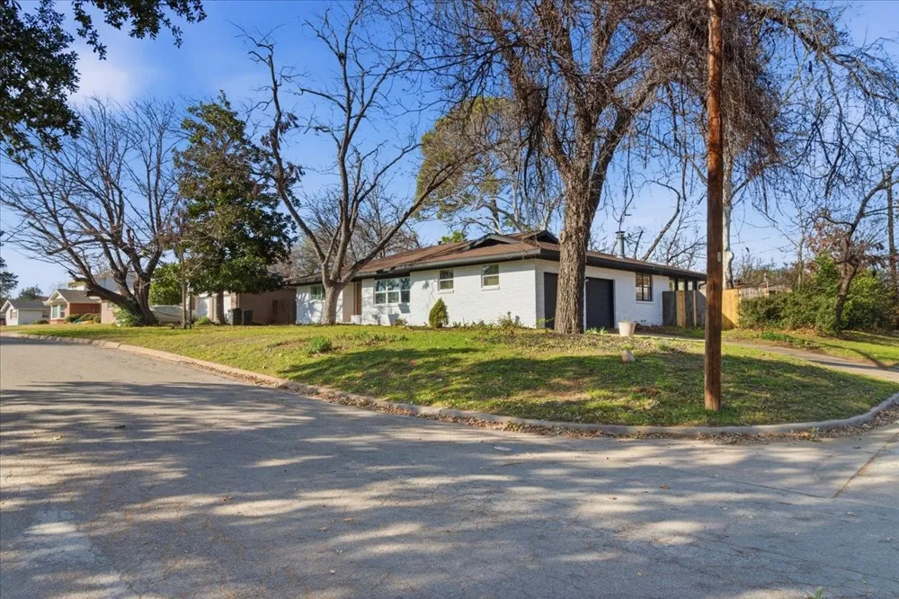 1509 University Drive Arlington, TX 76013