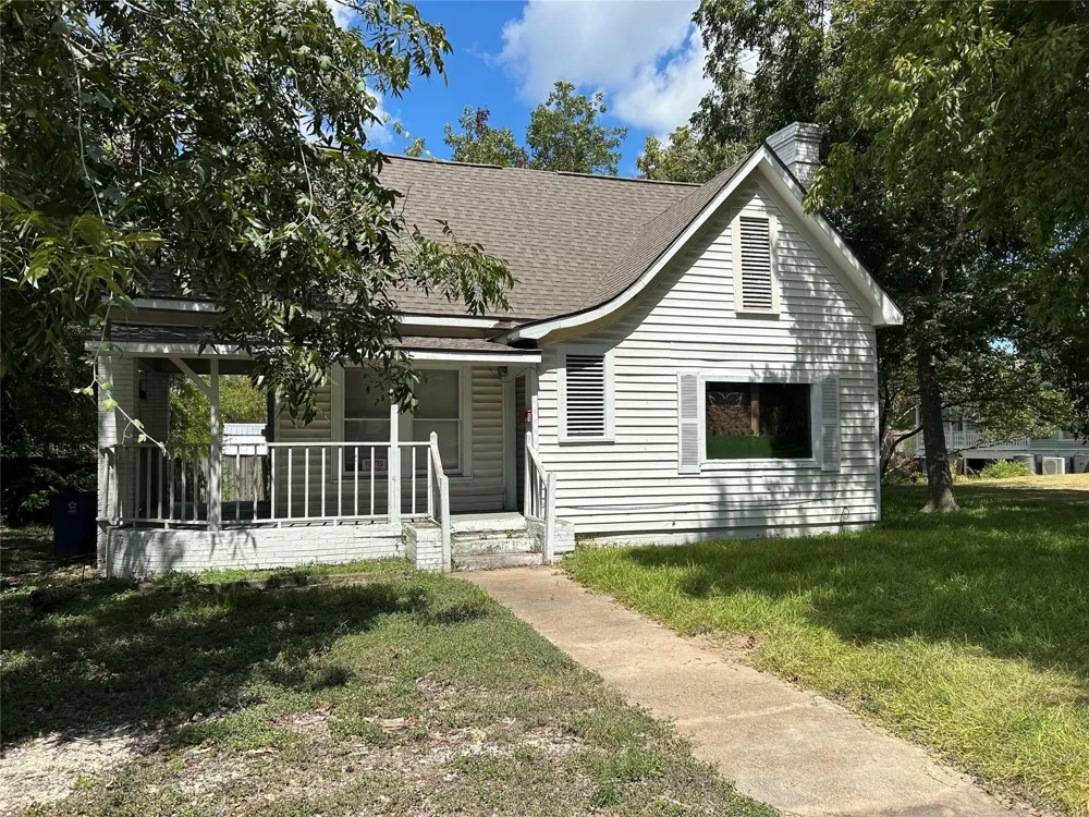 1207 E Washington Avenue Navasota, TX 77868