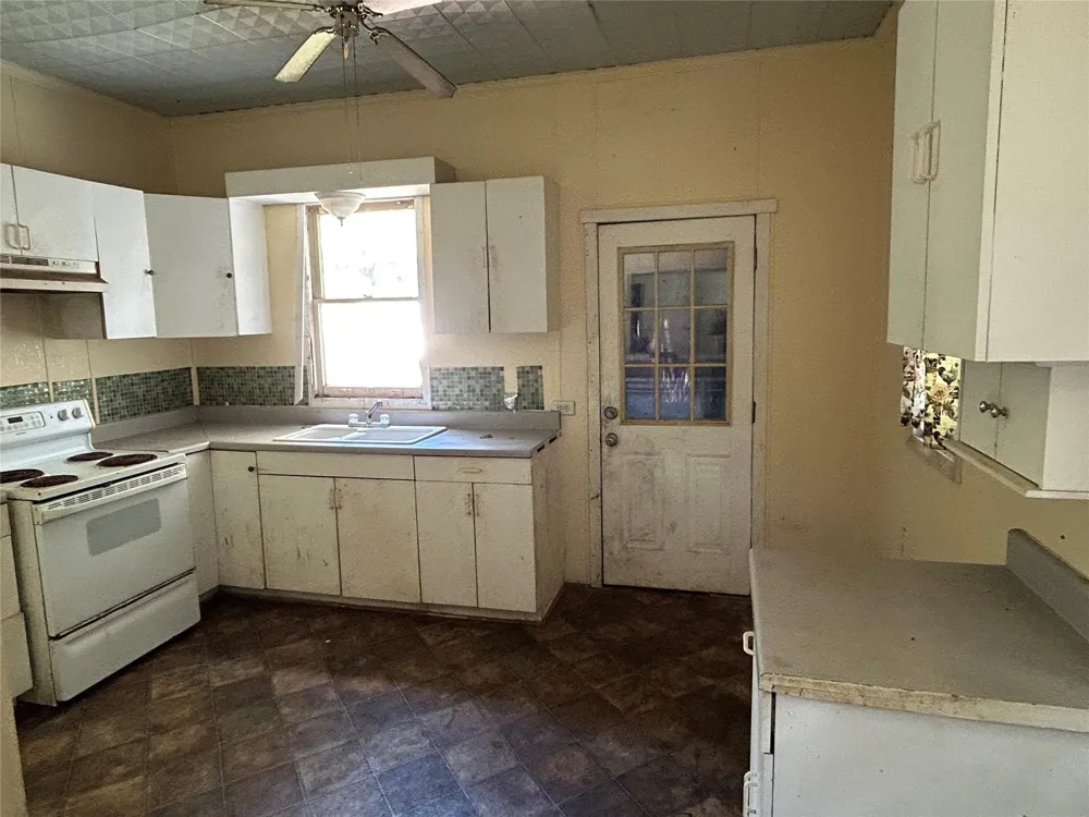 1207 E Washington Avenue Navasota, TX 77868