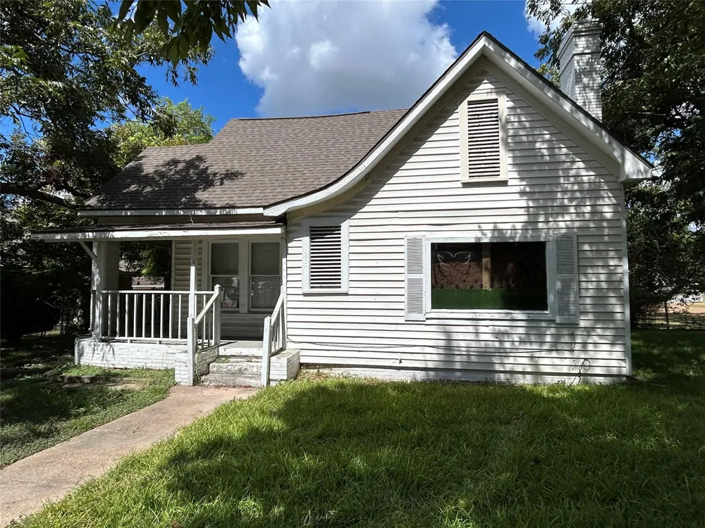 1207 E Washington Avenue Navasota, TX 77868