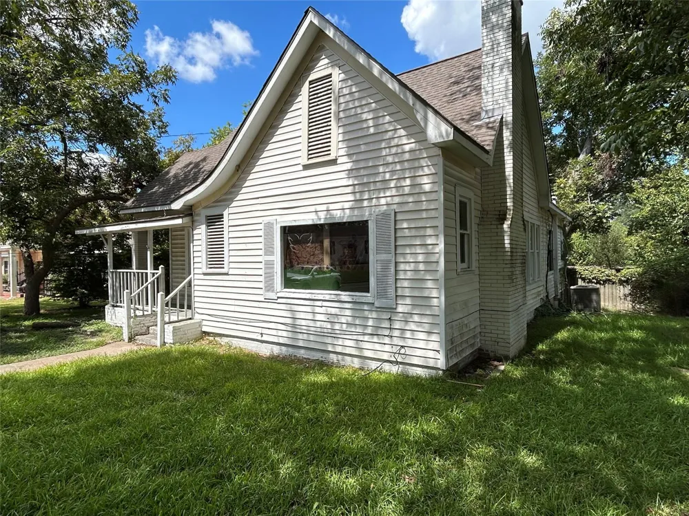 1207 E Washington Avenue Navasota, TX 77868