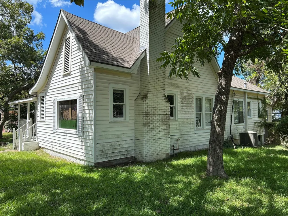 1207 E Washington Avenue Navasota, TX 77868