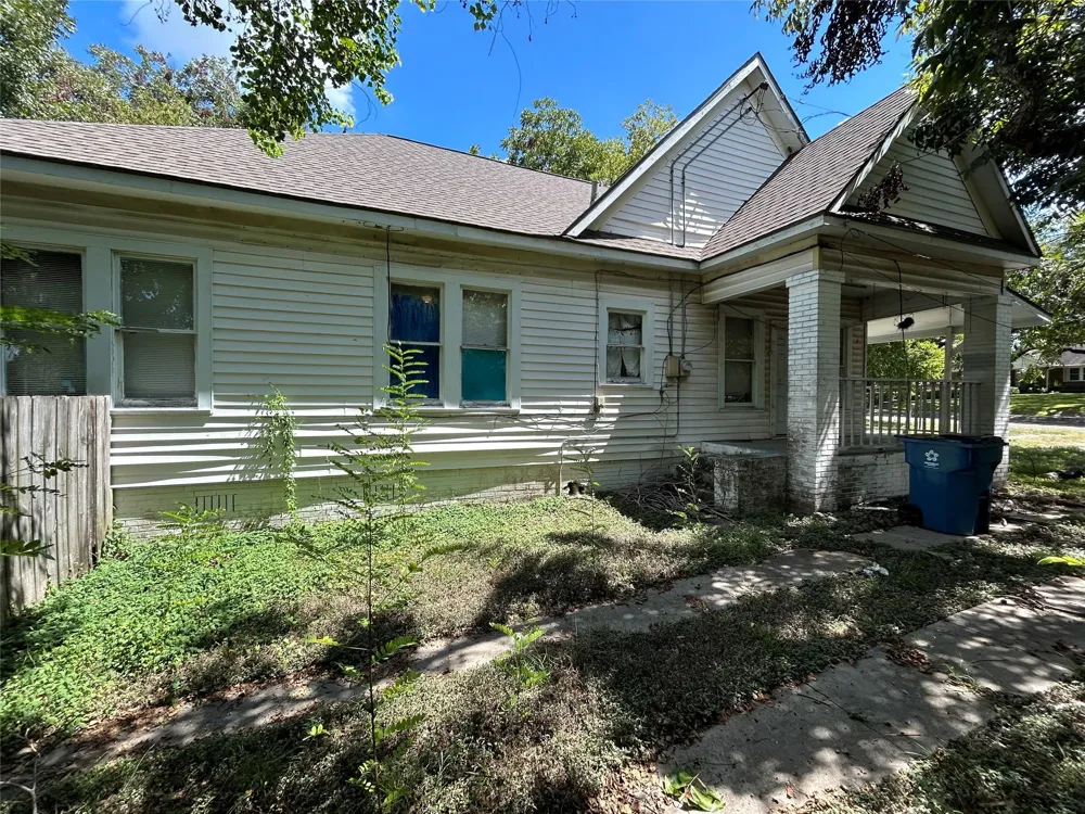 1207 E Washington Avenue Navasota, TX 77868