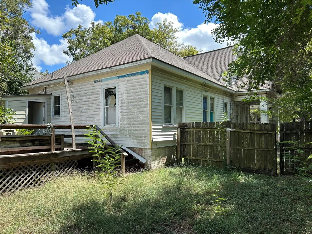 1207 E Washington Avenue Navasota, TX 77868