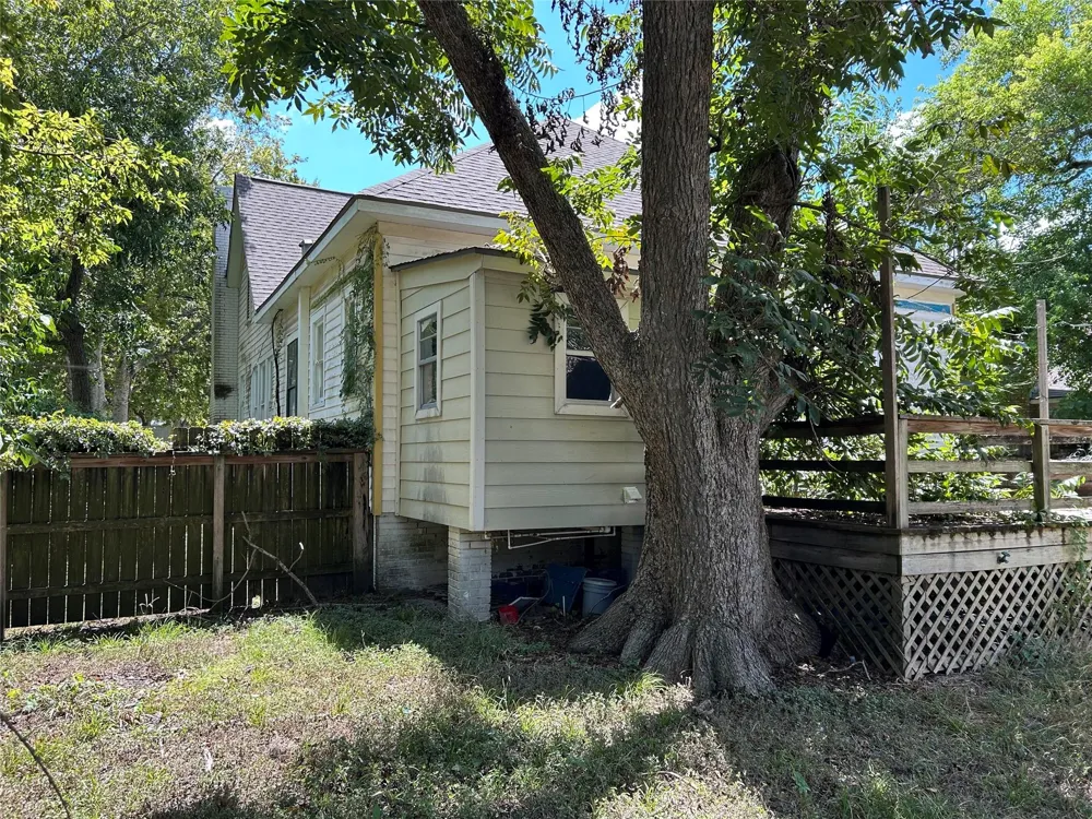 1207 E Washington Avenue Navasota, TX 77868