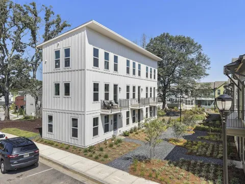 498 Burroughs St SE