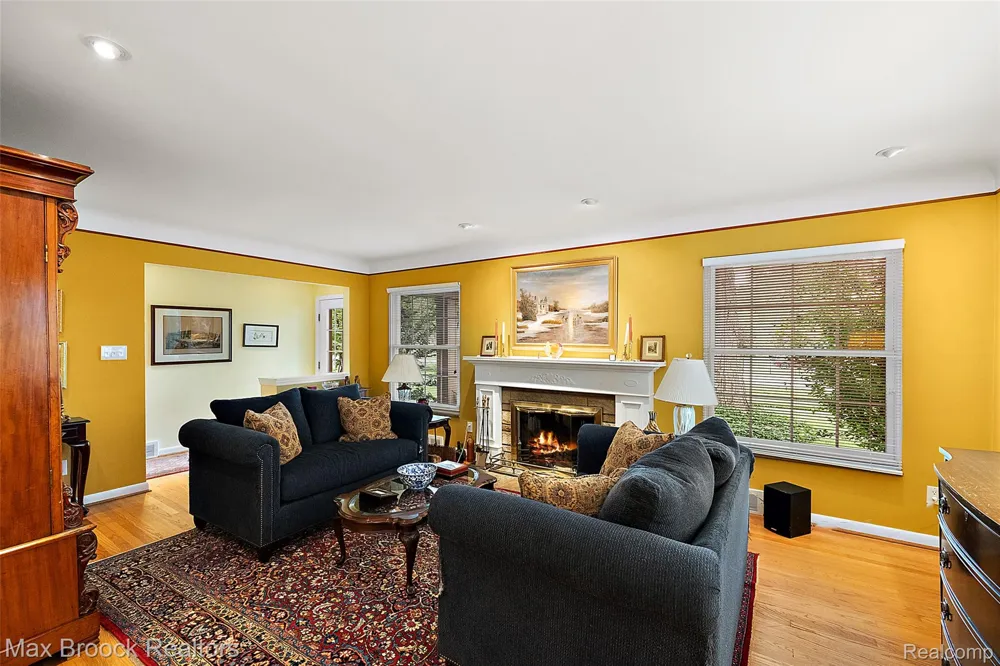 18408 Beverly Road Beverly Hills Village, MI 48025