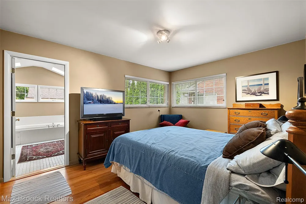 18408 Beverly Road Beverly Hills Village, MI 48025
