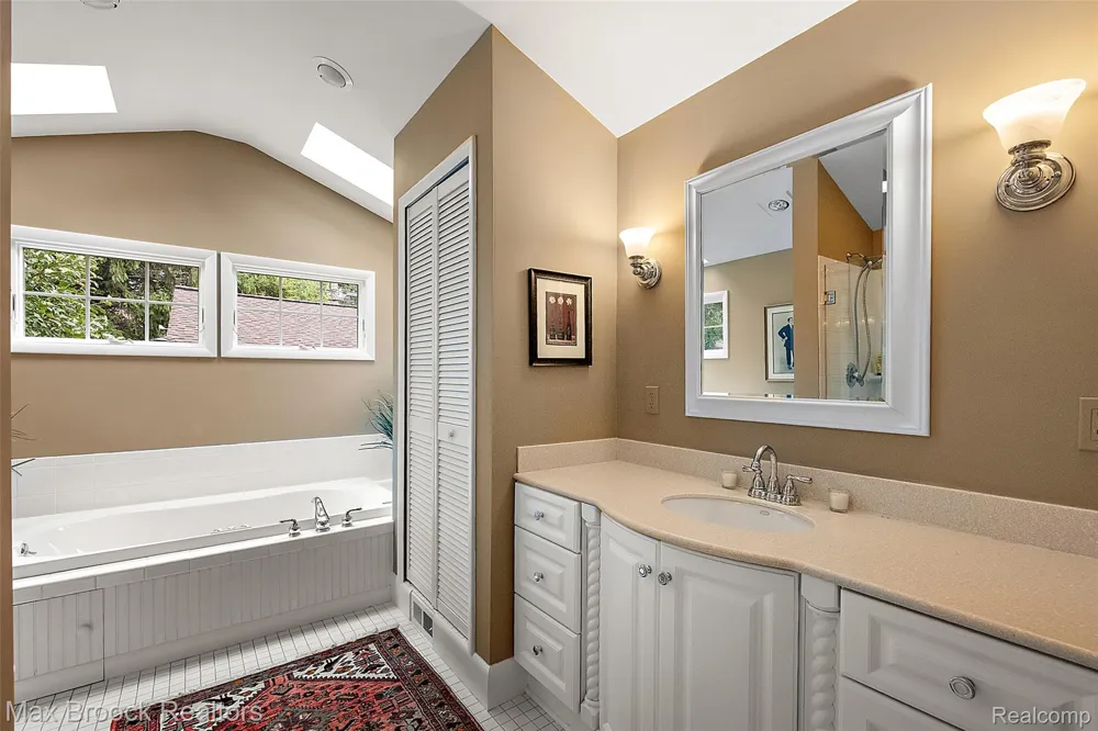 18408 Beverly Road Beverly Hills Village, MI 48025