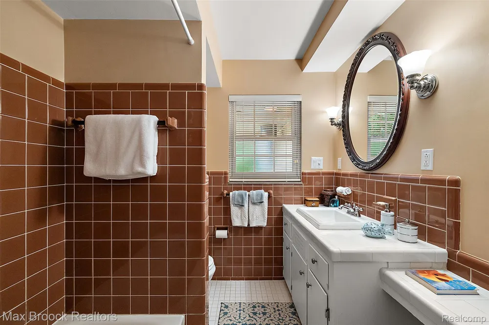18408 Beverly Road Beverly Hills Village, MI 48025
