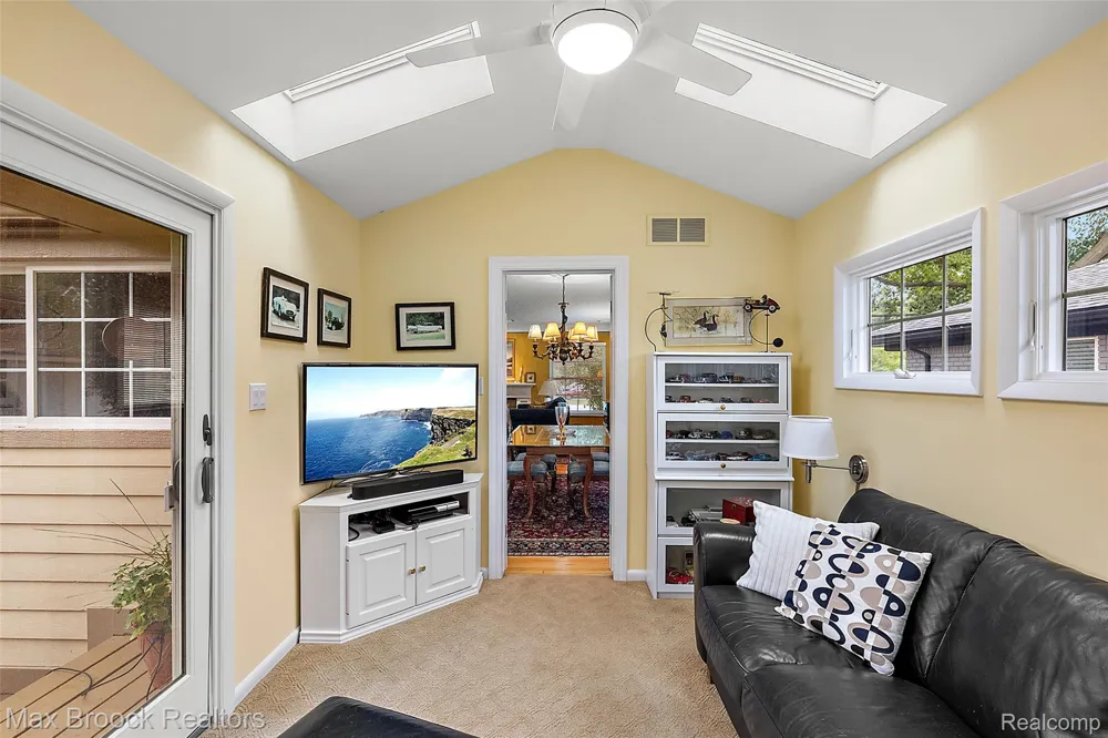 18408 Beverly Road Beverly Hills Village, MI 48025