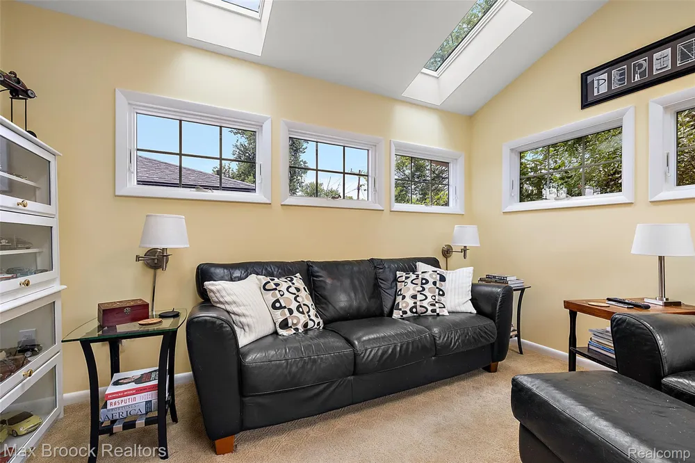 18408 Beverly Road Beverly Hills Village, MI 48025