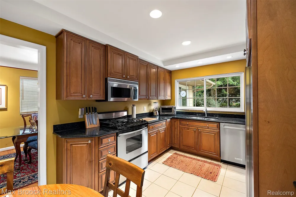 18408 Beverly Road Beverly Hills Village, MI 48025