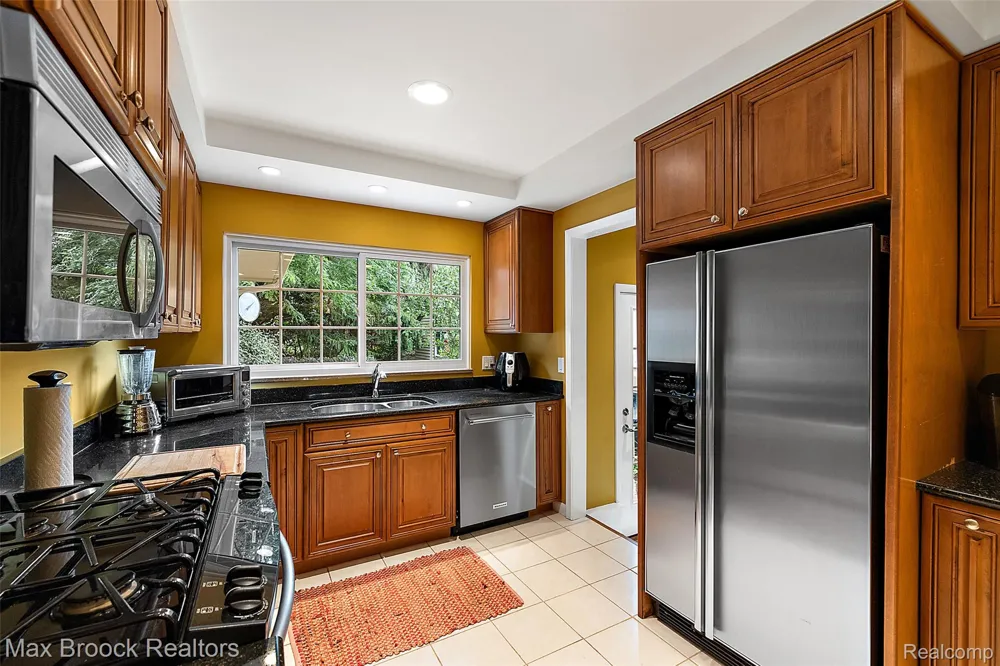18408 Beverly Road Beverly Hills Village, MI 48025