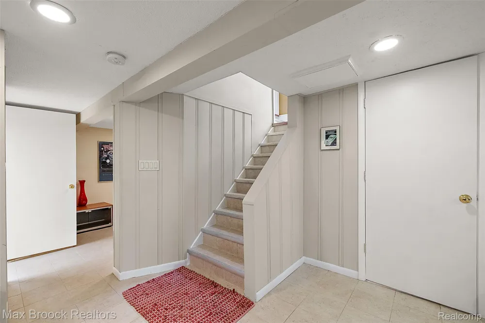 18408 Beverly Road Beverly Hills Village, MI 48025