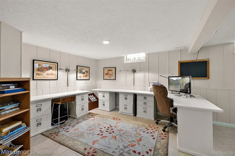 18408 Beverly Road Beverly Hills Village, MI 48025