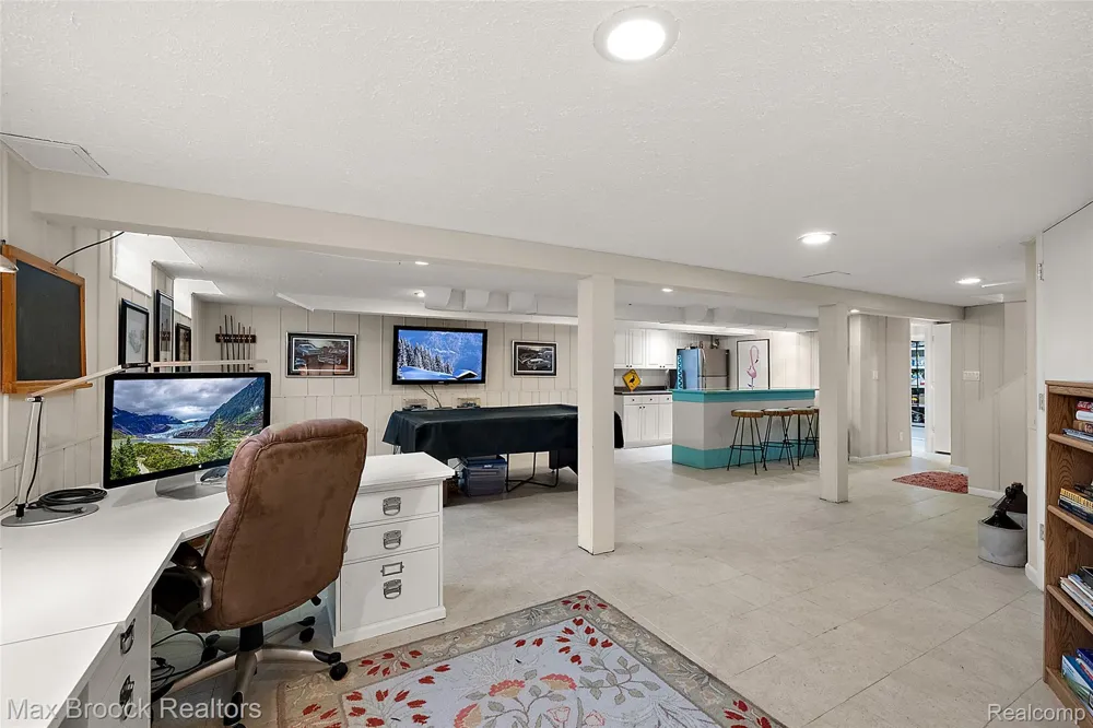 18408 Beverly Road Beverly Hills Village, MI 48025