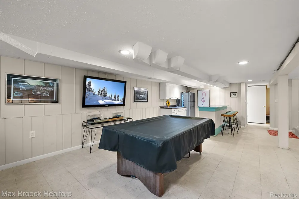 18408 Beverly Road Beverly Hills Village, MI 48025