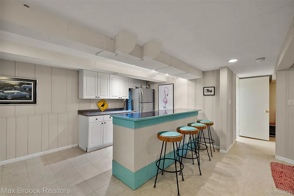 18408 Beverly Road Beverly Hills Village, MI 48025
