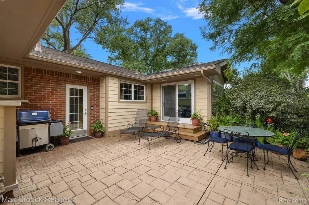 18408 Beverly Road Beverly Hills Village, MI 48025