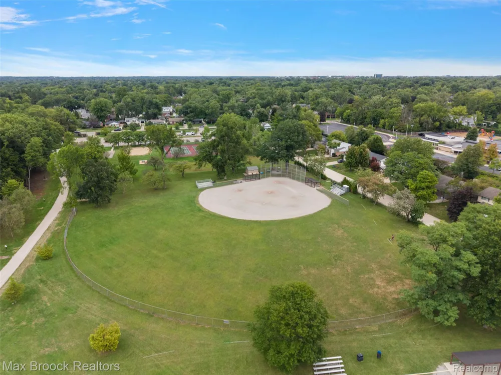 18408 Beverly Road Beverly Hills Village, MI 48025