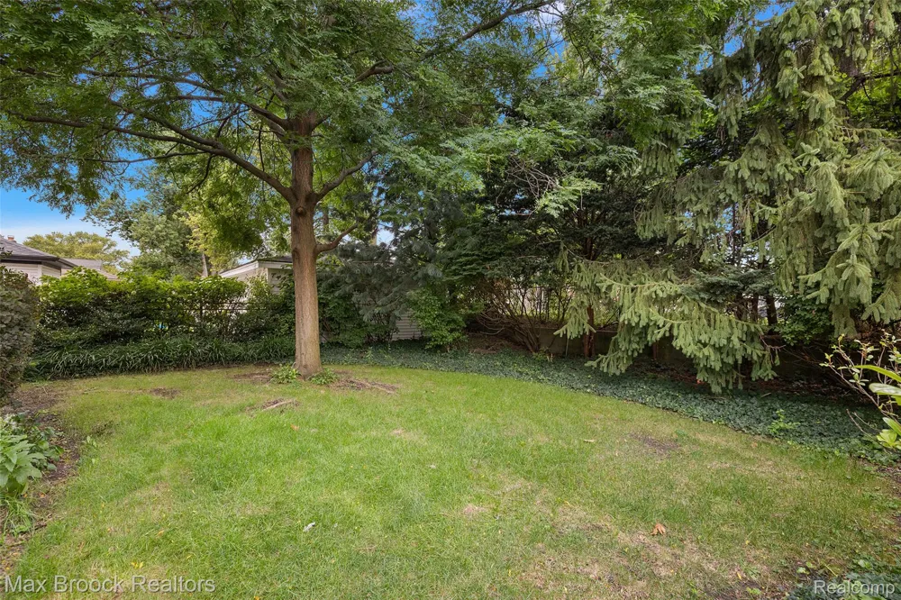 18408 Beverly Road Beverly Hills Village, MI 48025