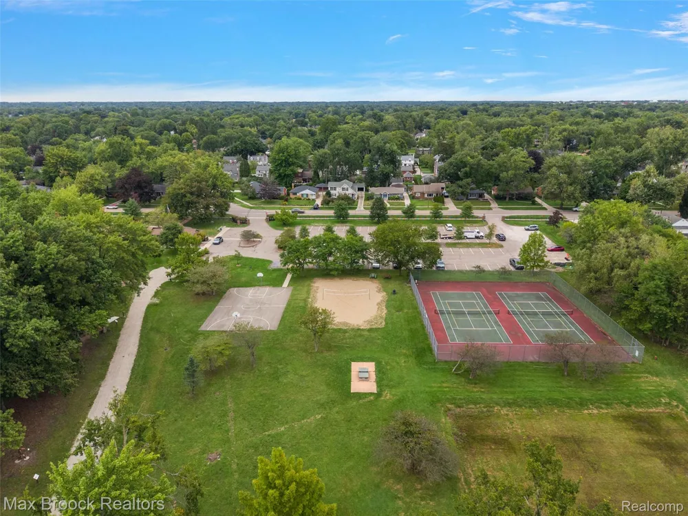 18408 Beverly Road Beverly Hills Village, MI 48025