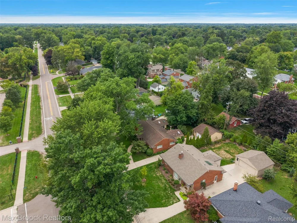 18408 Beverly Road Beverly Hills Village, MI 48025