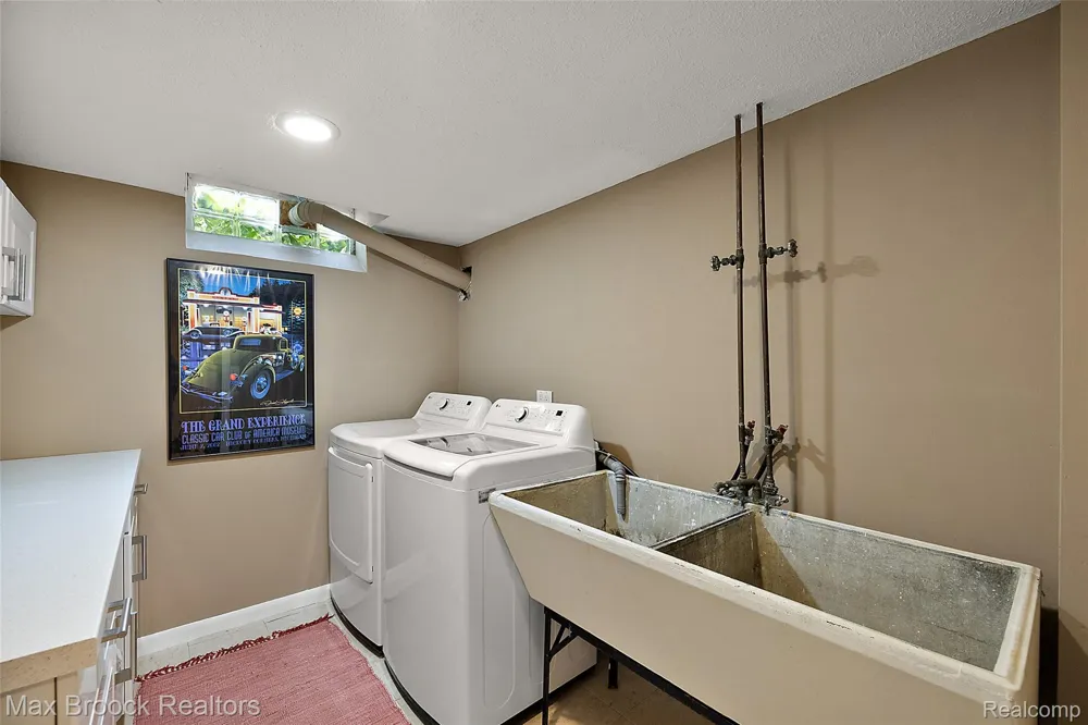 18408 Beverly Road Beverly Hills Village, MI 48025