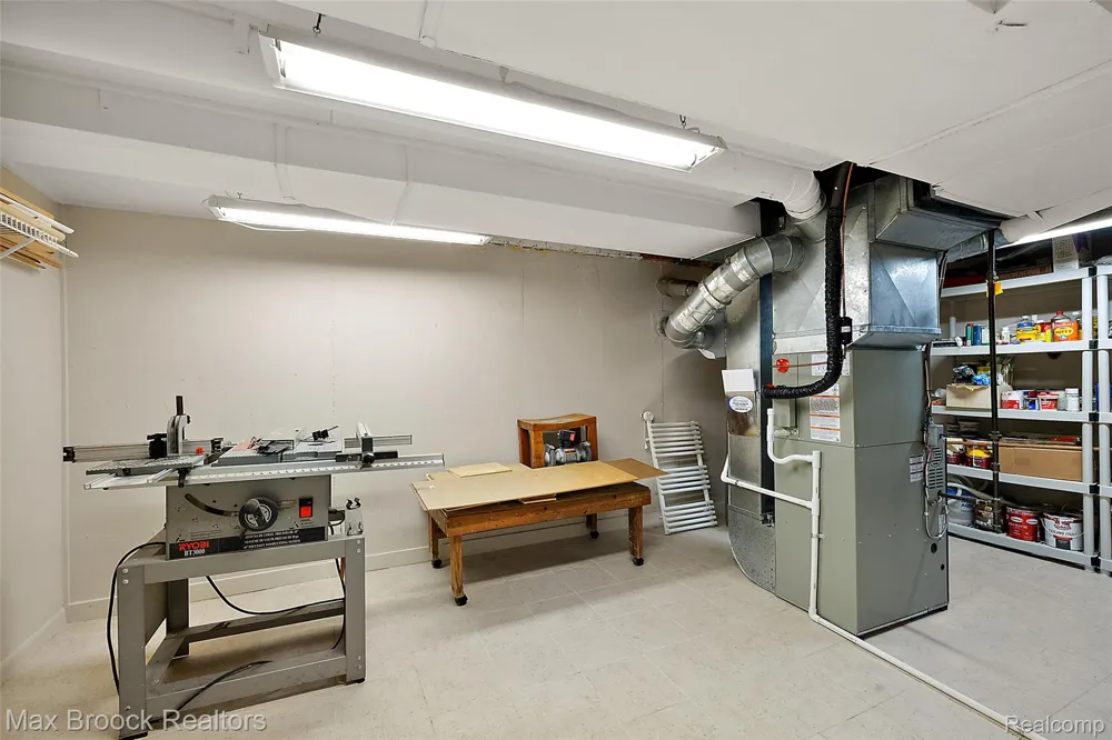 18408 Beverly Road Beverly Hills Village, MI 48025